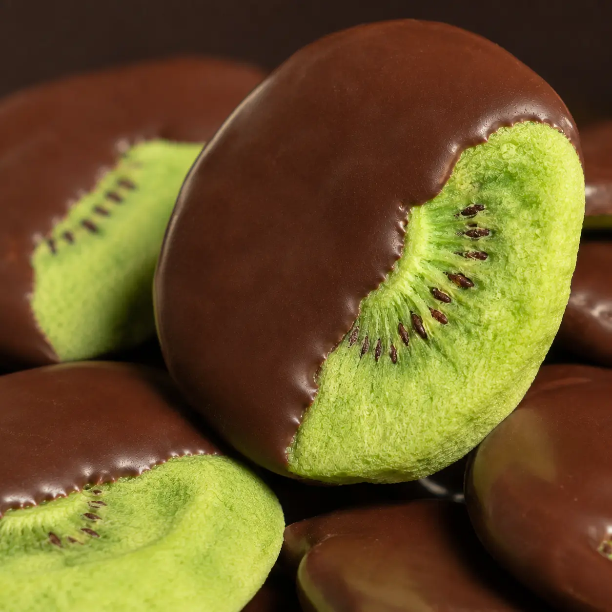 Kiwi drageado coberto com chocolate ao leite